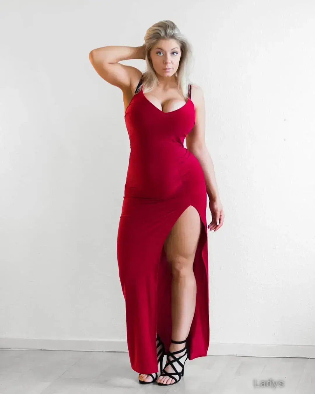 Beautiful nude girl mia sand desnuda